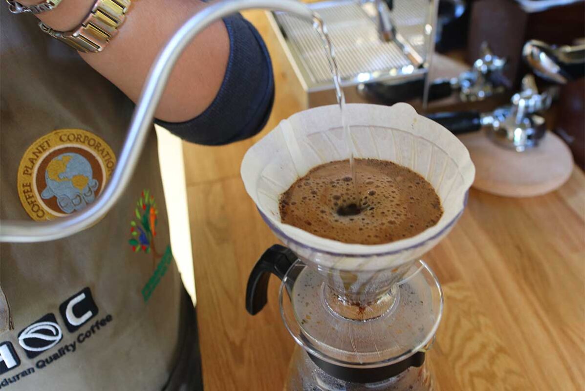 Kaffee wird von Hand mit der Filtermethode V60 aufgegossen