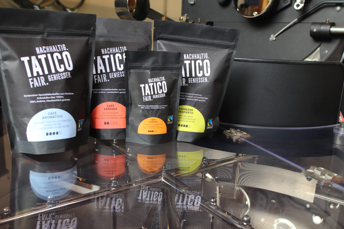 Kaffeetüten auf Röstmaschine