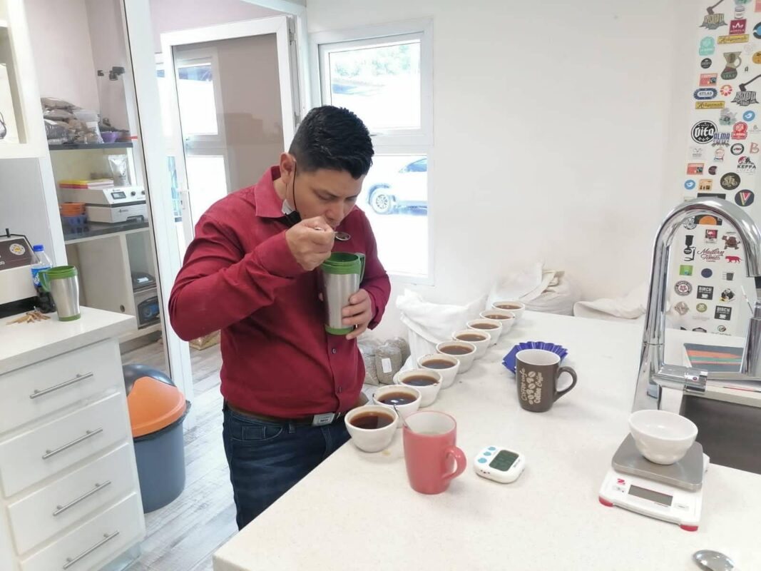 Carlos Márquez beim finalen Cupping zur Bewertung seines Ernteergebnisses