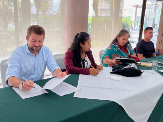 Thorsten Schulz und die Vorsitzenden der Kooperative unterzeichnen eine Kooperationsvereinbarung