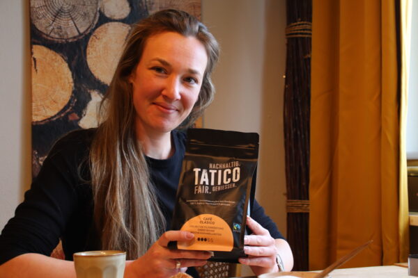 „Beim Kaffeeverkauf sprechen wir auch über unsere Vereinsarbeit, geplante Aktionen oder aktuelle Themen. Der Austausch bereichert und inspiriert uns“, sagt Katharina Alkan, Vorsitzende der Kolpingsfamilie Helmeringhausen.