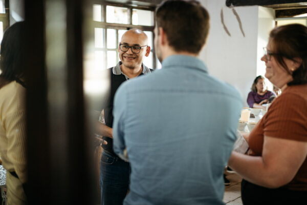 Im Zentrum der Kommunikation: Ramiro bringt Kaffeeexperten zusammen. Hier im Gespräch zwischen Produzenten, Röstern und Cuppern in Honduras